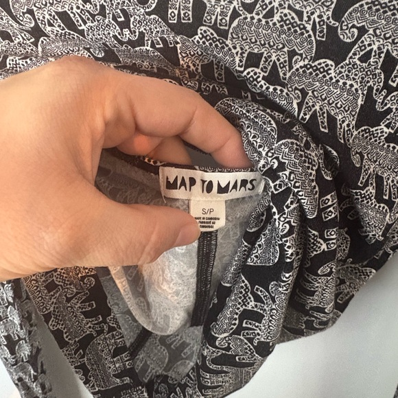 Elegant Black and White Elephant Pattern Long Sleeve Top - Picture 4 of 4